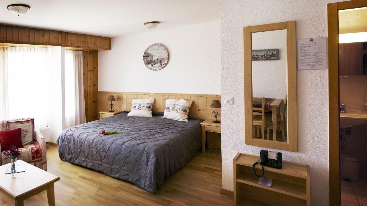 Hotel Les Bains D'โอวรอนนาซ ภายนอก รูปภาพ